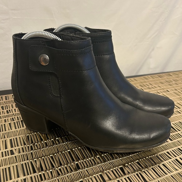 Collection by Clarks‎ Black Booties Size 8.5 - Picture 1 of 8